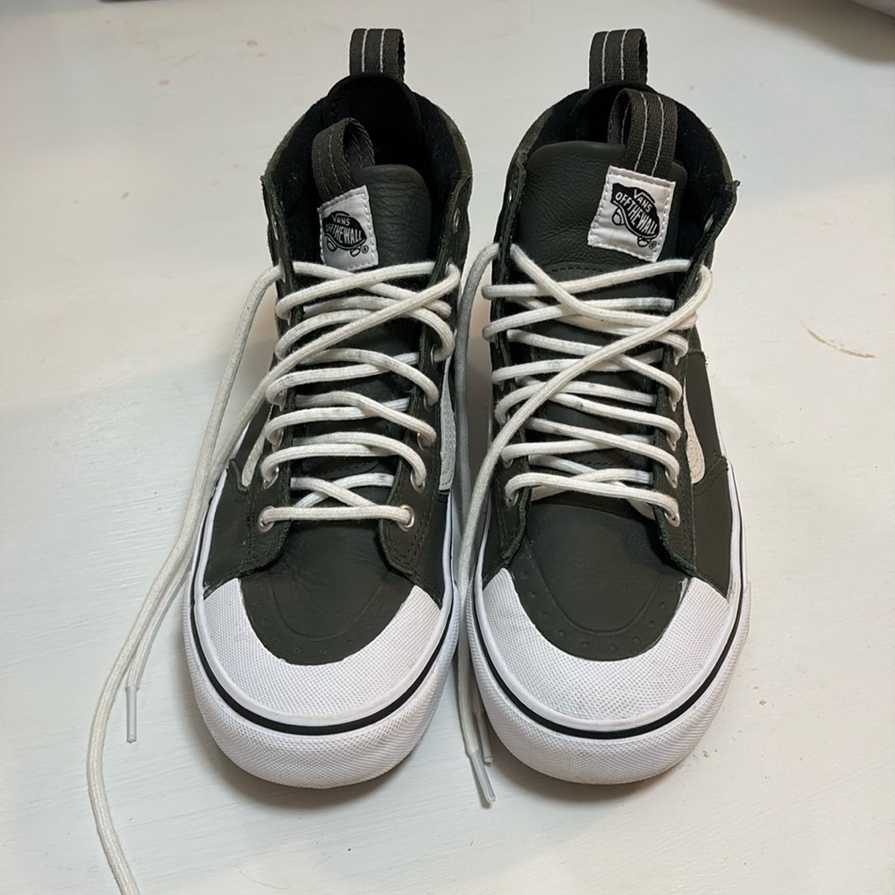 Vans Winter mid ankle sneaker boot womens 8.5 
mens size 7